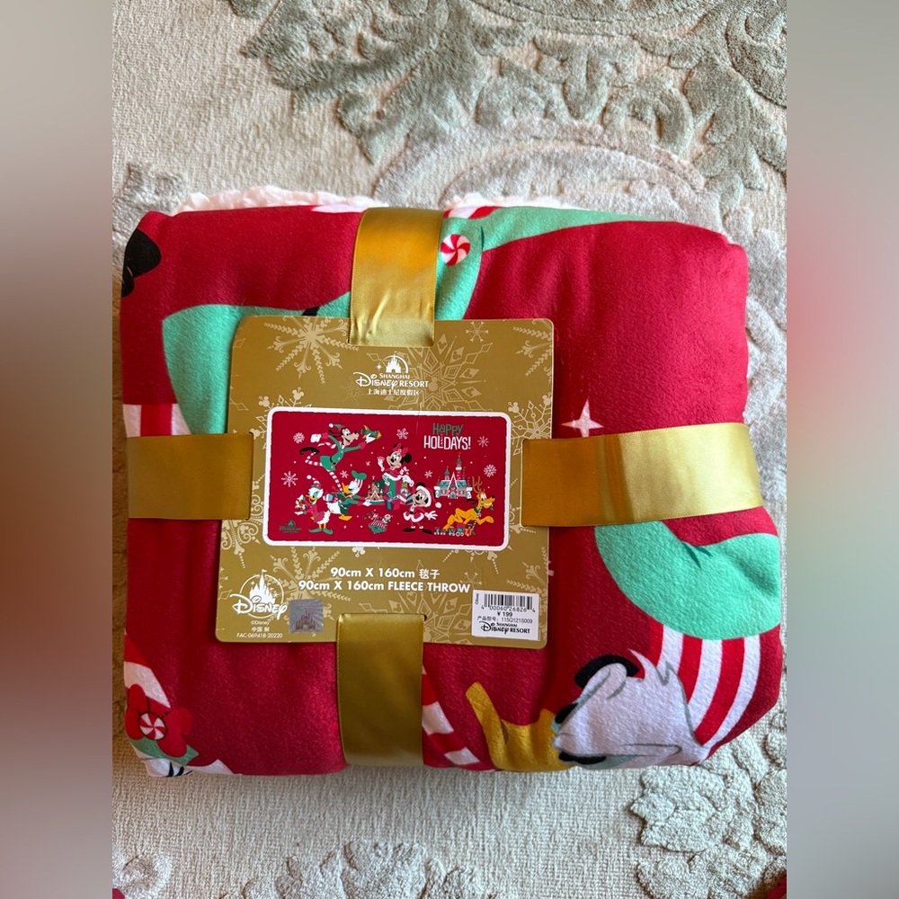 Shanghai Disney Resort Happy Holidays fleece throw BNWT size 90*160cm